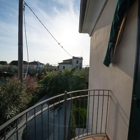 Vista Con Terrazza Apartment *
